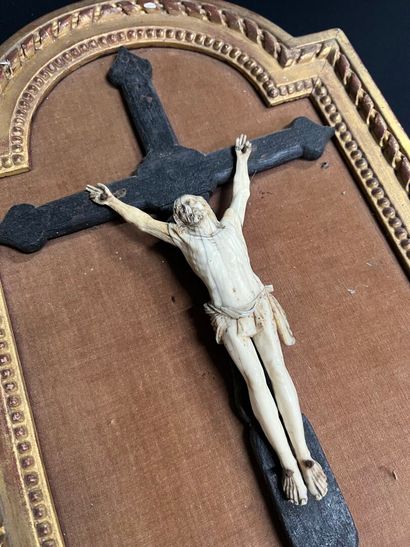 CHRIST en croix en os XVIIIe dans un cadre...