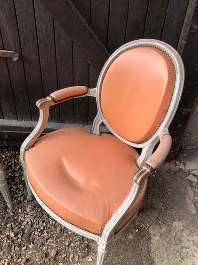 PAIRE DE FAUTEUILS en bois laqué blanc, à...