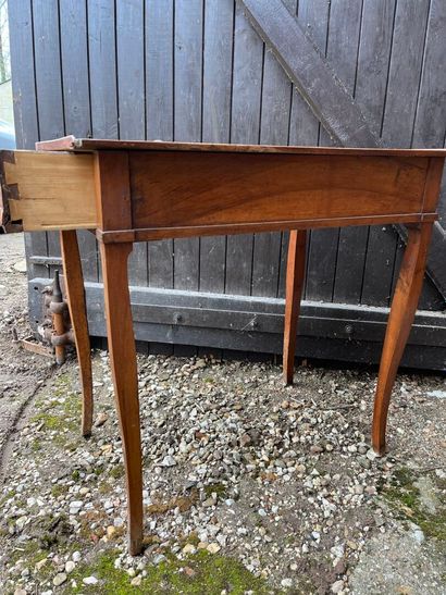 TABLE à écrire ouvrant par un tiroir latéral...