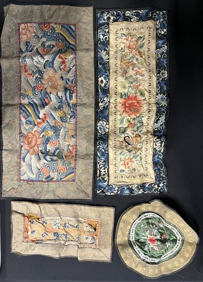 LOT de quatre soieries asiatiques.
64,5 x...