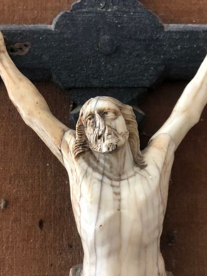 CHRIST en croix en os XVIIIe dans un cadre...