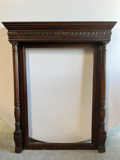 TRUMEAU en bois à décor de colonnes et godrons....