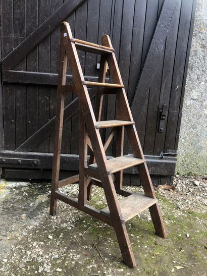 ESCABEAU d'office en bois naturel à 5 marches.
Travail...