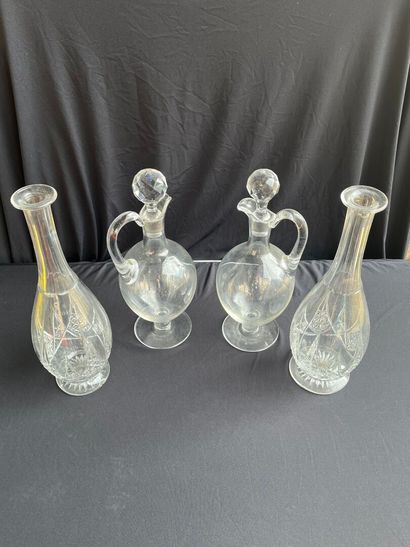 LOT de 4 carafes en cristal comprenant :
-...