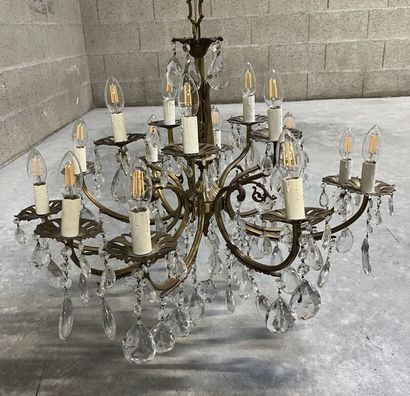 LUSTRE en bronze doré et pampilles à 15 bras...