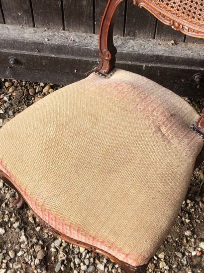 CHAISE de style Louis XV à dossier canné...