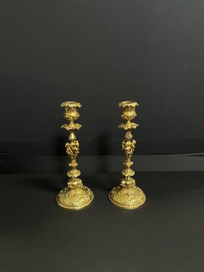 PAIRE de bougeoirs en bronze doré à décor...