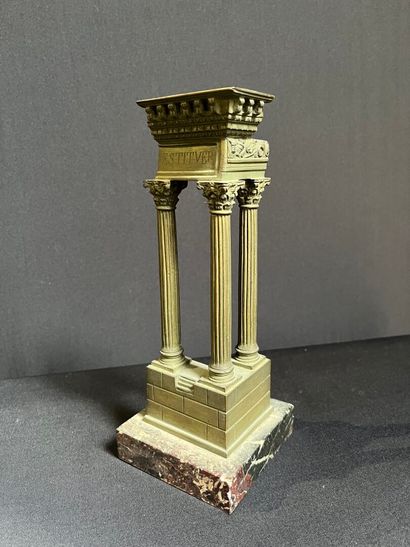 ITALIE
Temple Vespasien, trois colonnes corinthiennes....