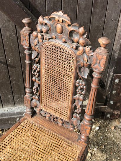 CHAISE de style Louis XIII , dossier en bois...