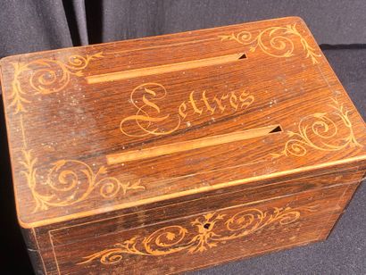 BOITE à lettres de table en bois à décor...
