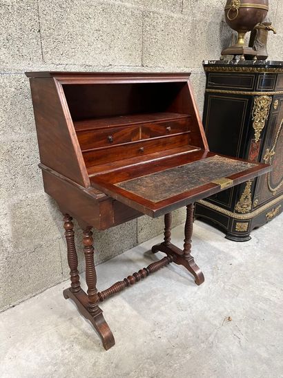 BUREAU de pente ouvrant à un tiroir en ceinture...