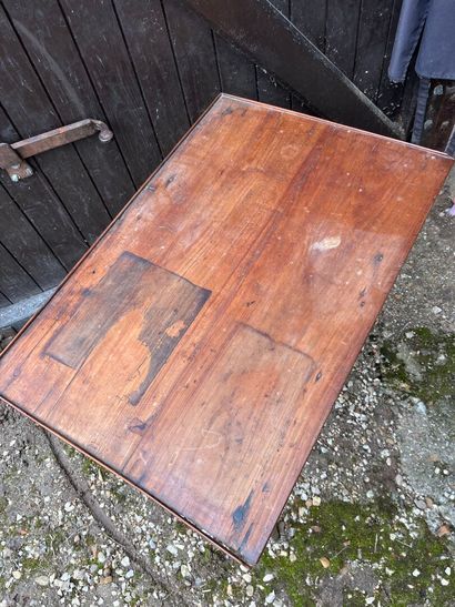 TABLE à écrire ouvrant par un tiroir latéral...