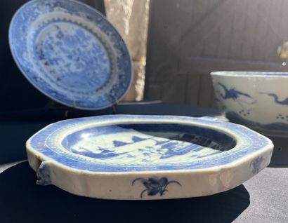 CHINE. LOT de porcelaine en camaïeu de bleu...