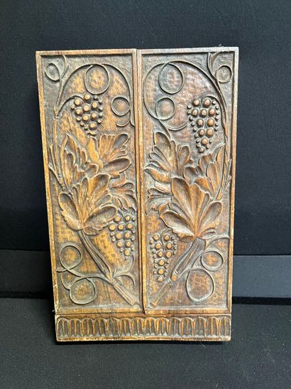 TRIPTYQUE en bois sculpté découvrant trois...