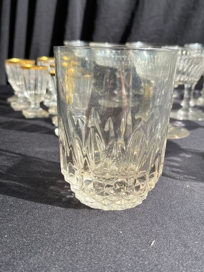 PARTIES de verres en cristal comprenant :...