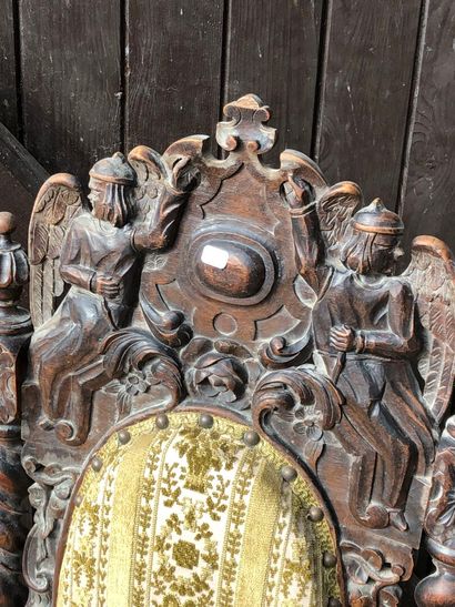 CHAISE de style Louis XIII , dossier en bois...