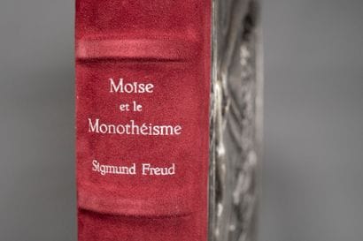 DALI. FREUD (Sigmund) Moses and Monotheism....