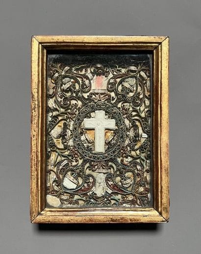 [Paperolle-reliquaire]. Bisque CRUCIFIXION...