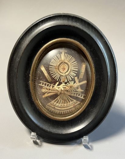 [Canivet en relief-reliquaire]. INSTRUMENTS...