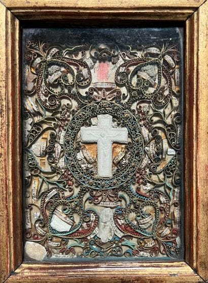 [Paperolle-reliquaire]. Bisque CRUCIFIXION...