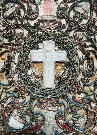 [Paperolle-reliquaire]. Bisque CRUCIFIXION...
