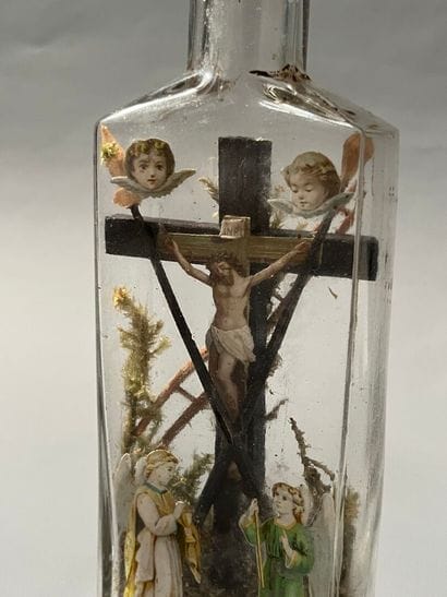 PASSION BOTTLE. 19th c. In a glass bottle...