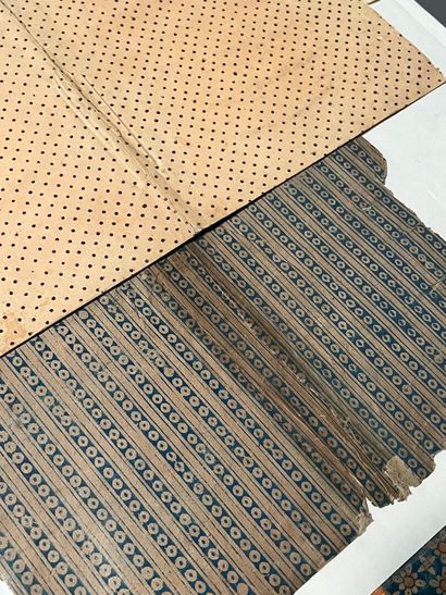 [Papier dominoté]. Ensemble de 15 feuilles...