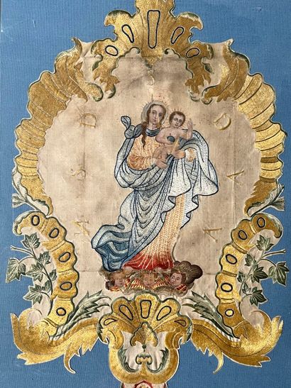 [Broderie]. Vierge debout portant l'Enfant...