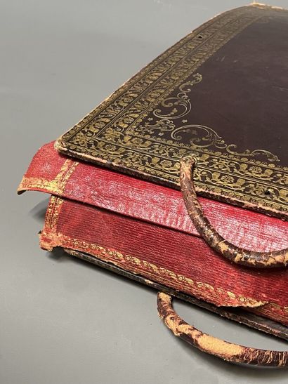 [Fiche à Venir] DOCUMENT HOLDER in red morocco...