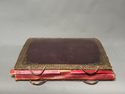 [Fiche à Venir] DOCUMENT HOLDER in red morocco...