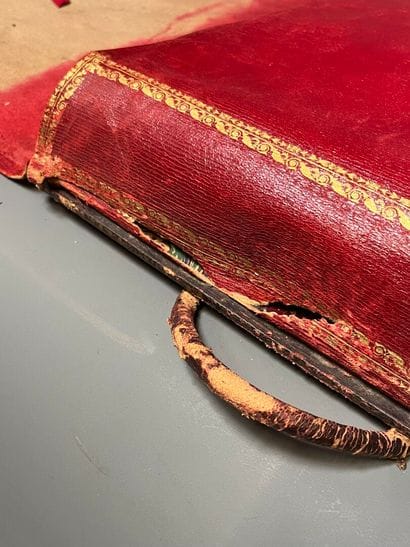 [Fiche à Venir] DOCUMENT HOLDER in red morocco...