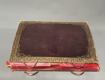 [Fiche à Venir] DOCUMENT HOLDER in red morocco...