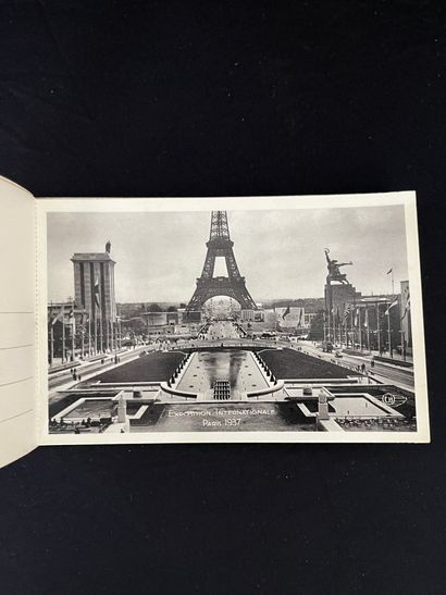 LOT de 22 cartes postales détachables dans...