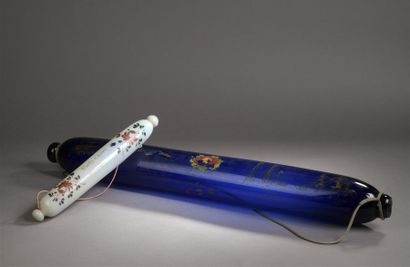 Rouleau en verre soufflé, teinté en bleu...