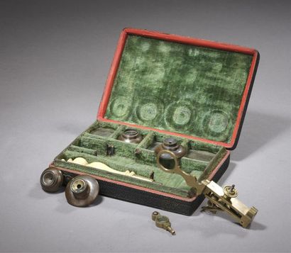 Microscope en laiton et ivoire, modèle dit...