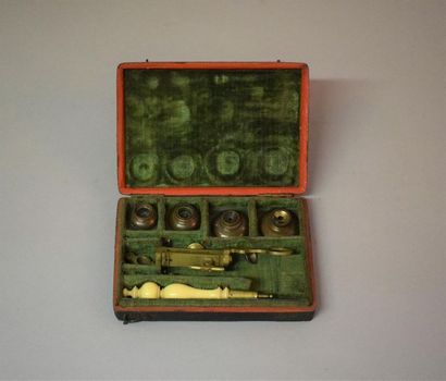 Microscope en laiton et ivoire, modèle dit...