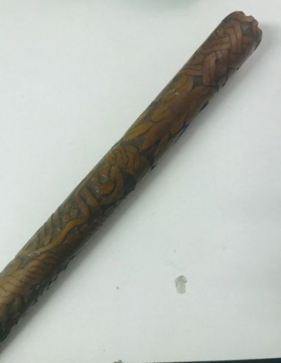 Canne, le fût en bois entièrement sculpté...