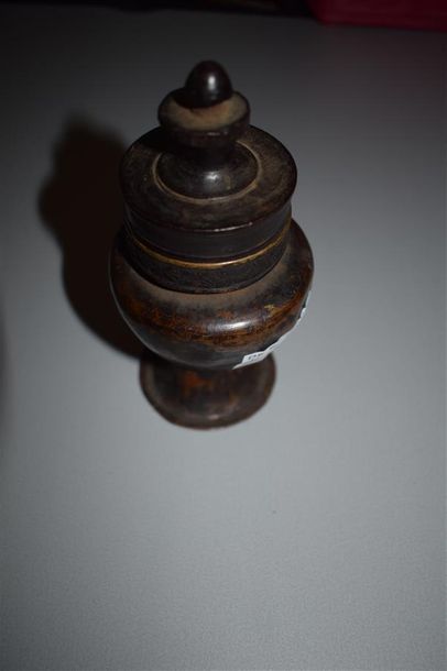 Petit récipient couvert, Tibet Bois à décor...
