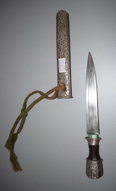 Beau couteau, Tibet, XIXe siècle Métal argenté,...