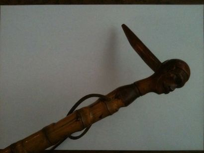 Fût en bambou original, pommeau sculpté d'un...