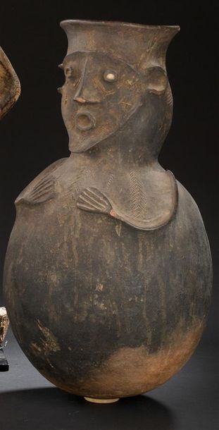 Urne en terre cuite Mambila Cameroun H. 52...