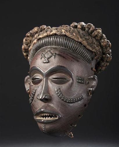 Masque Tchokwé pwo
Angola H. 26,5 cm AES...