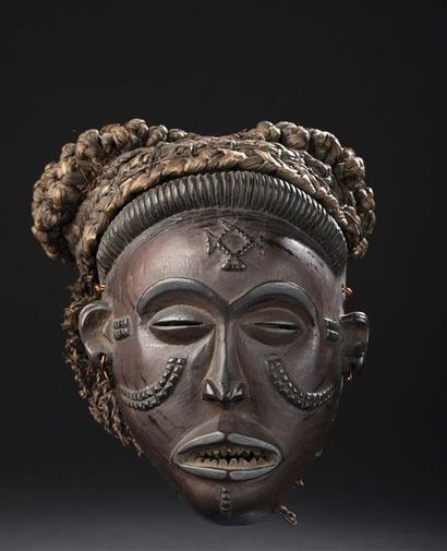 Masque Tchokwé pwo
Angola H. 26,5 cm AES...