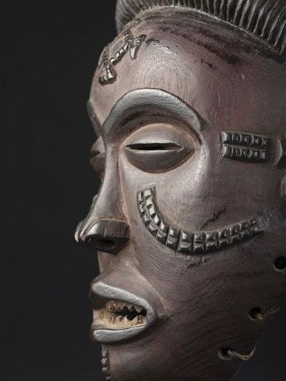 Masque Tchokwé pwo
Angola H. 26,5 cm AES...