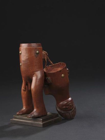 Tabatière Lwena
Angola H. 28,5 cm AES Bois,...