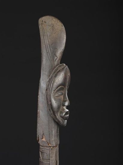 Bâton de style Dan
Côte d'Ivoire
H. 54 cm...