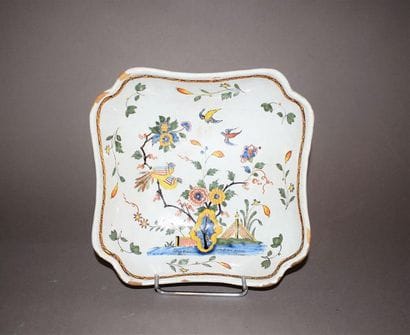ROUEN, 18th century Quadrangular bowl decorated...