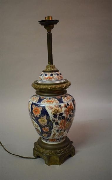 Lamp base composed of a covered vase in Imari...