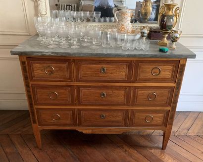 Veneer chest of drawers decorated with alternating...