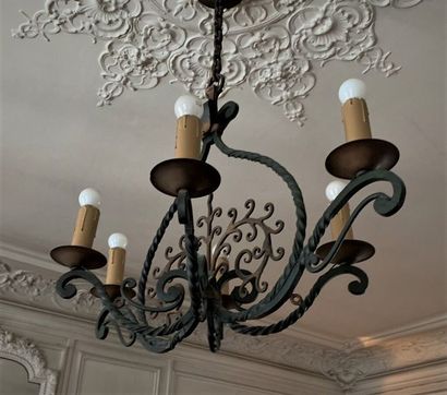 Lustre à six lumières en fer forgé